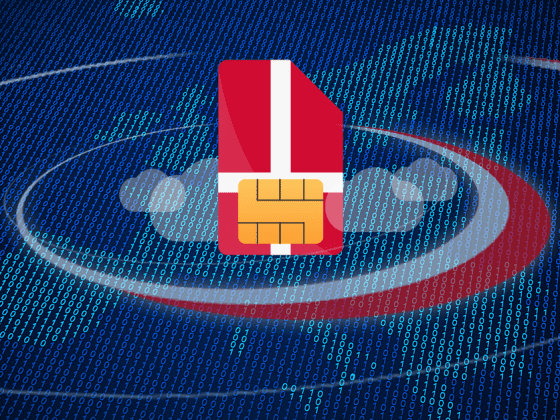 En computer chip med det danske flag som er omgivet af eu i bytes
