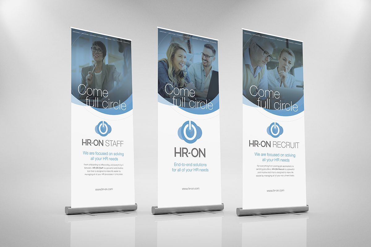HR-ons visuelle identitet på et roll-up banner
