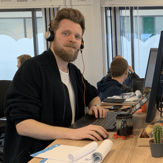 Hr-on medarbejder Kasper Kajgaard der snakker i support telefon