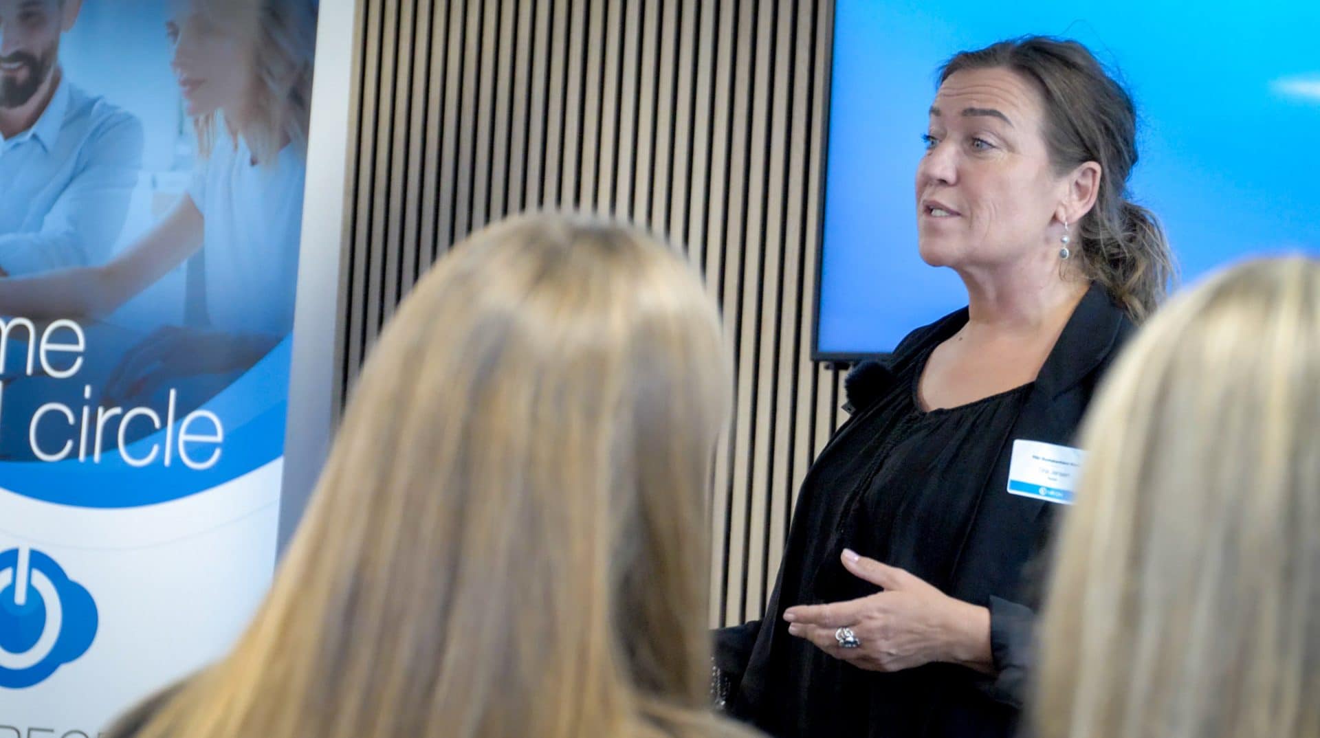 Tina Jensen, rektor for FGU Storkøbenhavn Nord, så den ledige stilling som rektor igen og igen på LinkedIn pga. jobannoncen var lagt på som Premium Job og boostet, hvilket gjorde udfaldet til, at hun søgte jobbet.