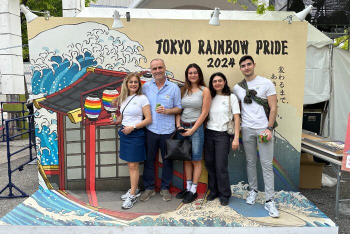 Familien Cevik er til Tokyo Rainbow Pride