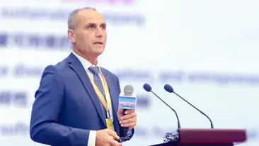 Ali E. Cevik, CEO i HR-ON, rejste til Beijing, Kina, for at modtage en ZeroDX Award 2025.