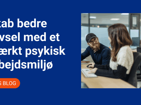 Medarbejdere i mødelokale, der samarbejder og smiler, symboliserer godt psykisk arbejdsmiljø på kontoret.