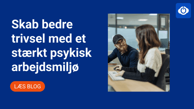 Medarbejdere i mødelokale, der samarbejder og smiler, symboliserer godt psykisk arbejdsmiljø på kontoret.