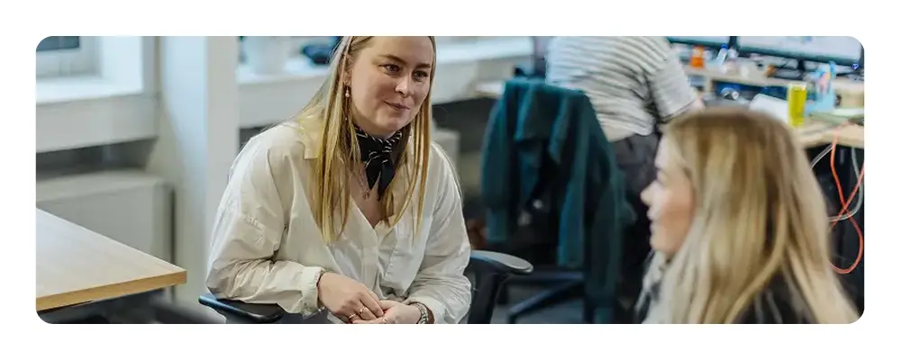 To kollegaer hos HR-ON taler sammen.