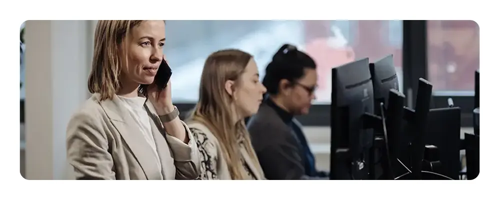 En HR-ON medarbejder taler i telefon med en kunde.