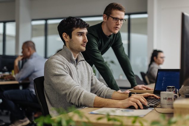 HR-ON udviklerne Casper Storm bagerst, Martin Cevik forrest. Foto af Jonas Normann